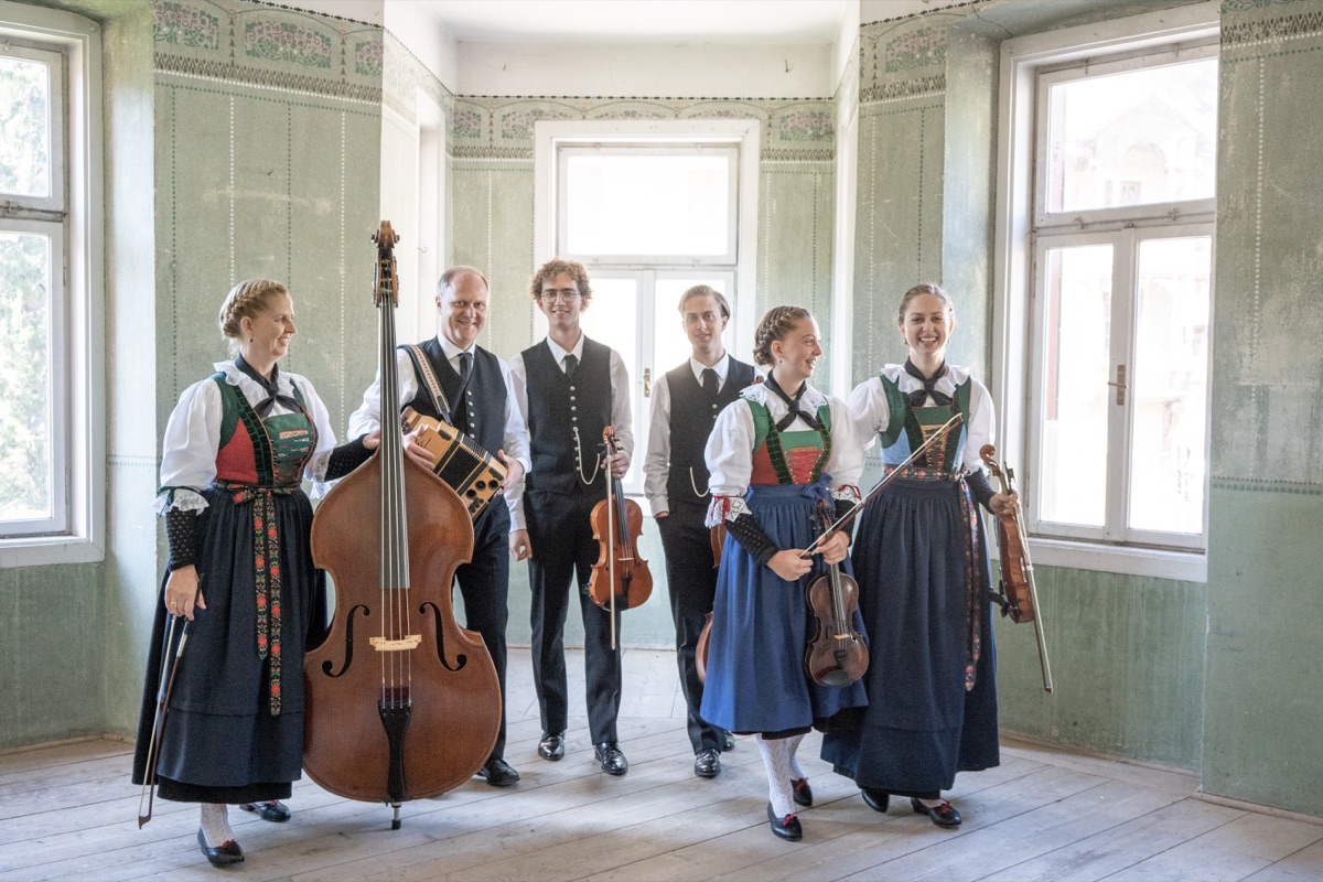 Familienmusik Huber mit ihren Instrumenten in einem historischen Raum