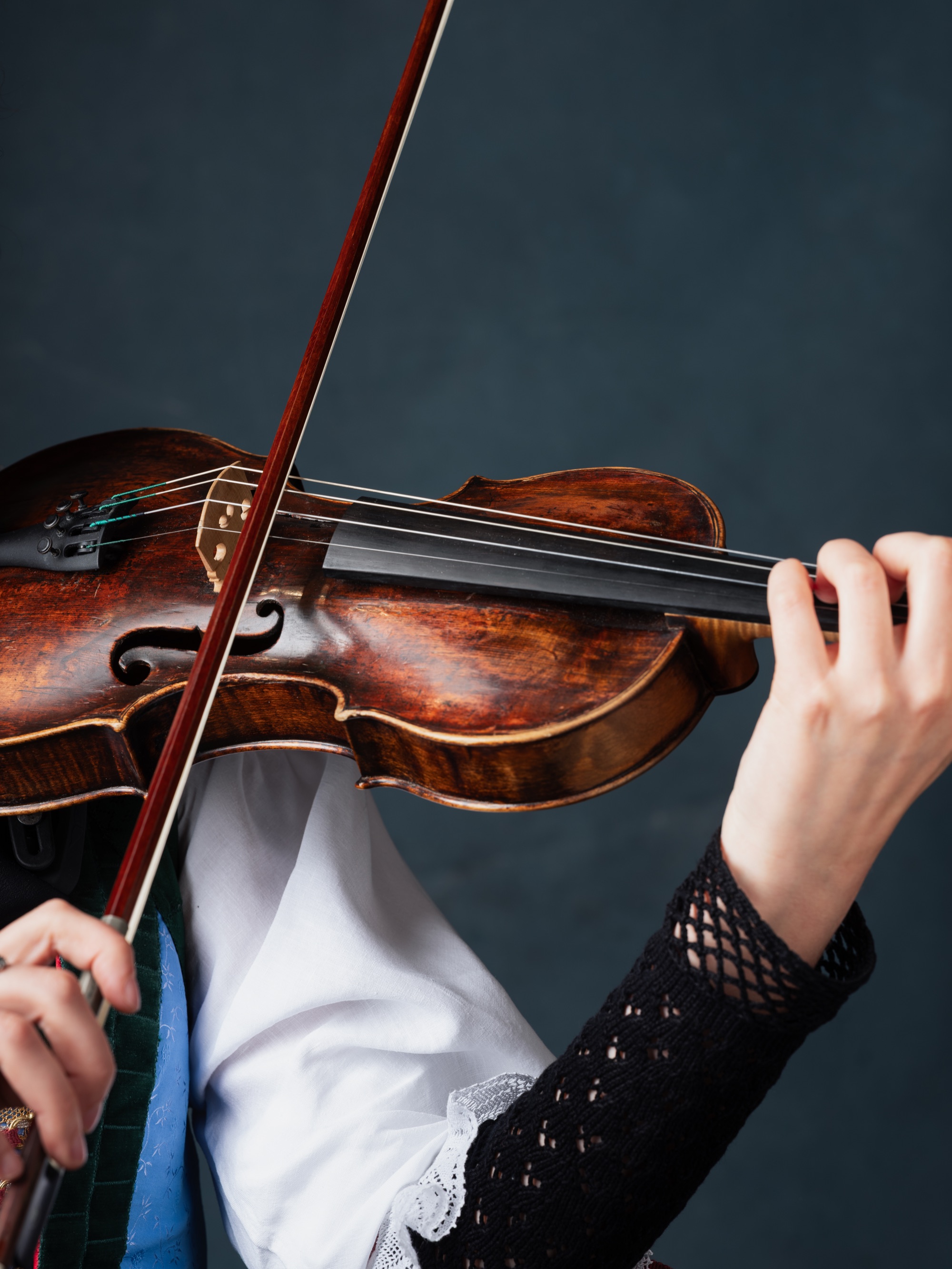 Mitglied der Familienmusik Huber mit Geige
