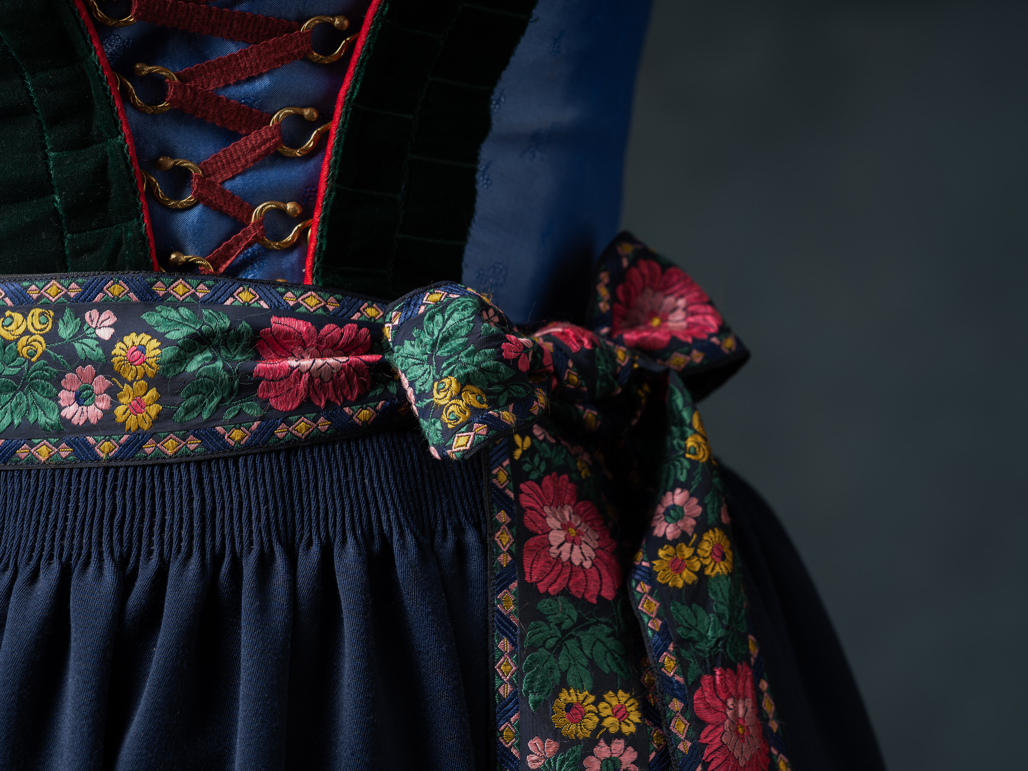 Familienmusik Huber in Tracht mit ihren Instrumenten