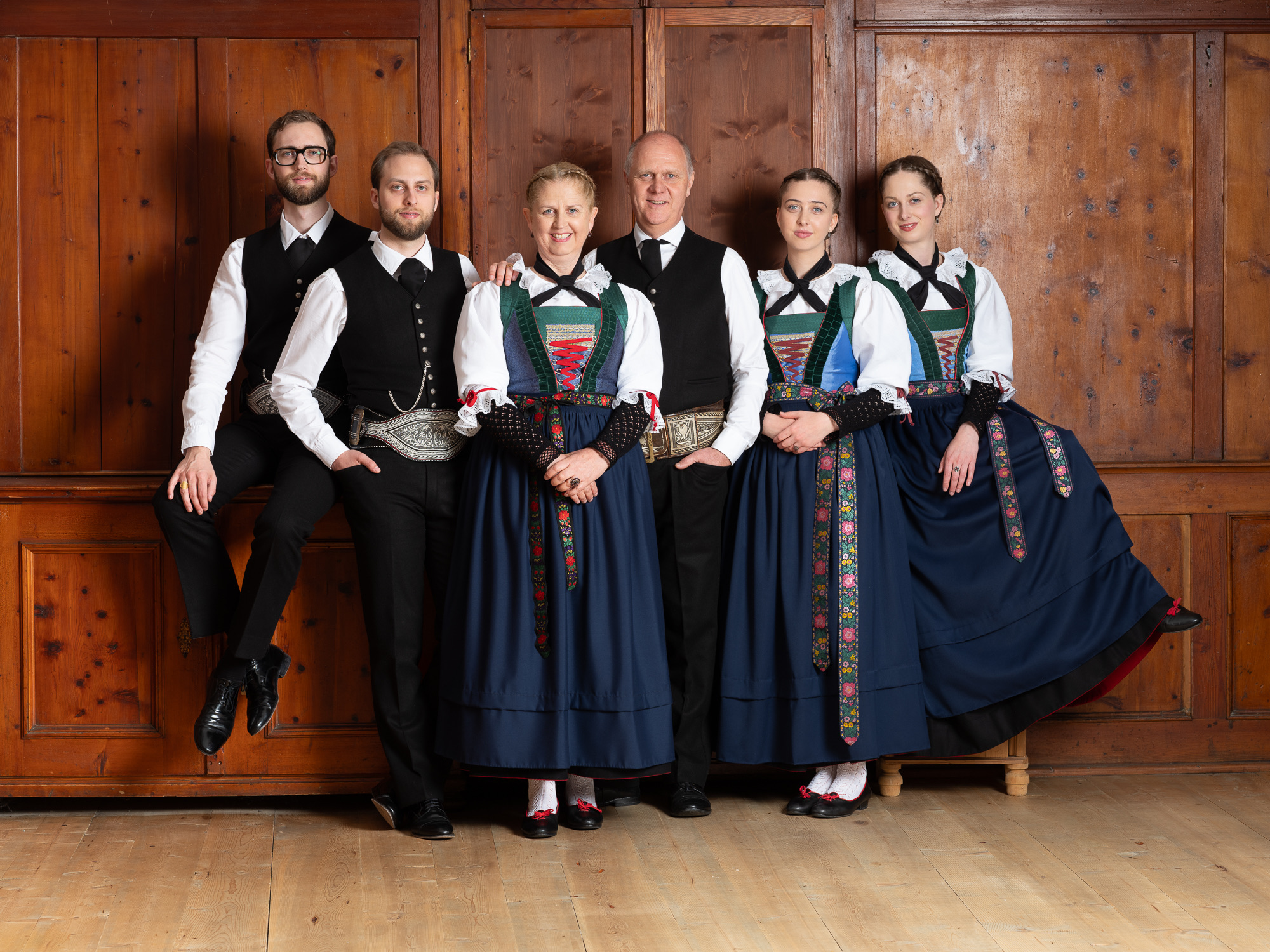 Familienmusik Huber gemeinsam in Tracht